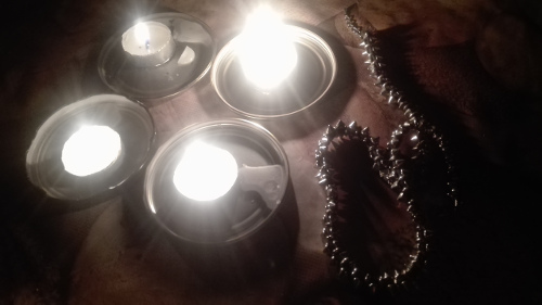 свечи и ожерелье